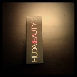 I'm selling a Foundation from Huda Beauty